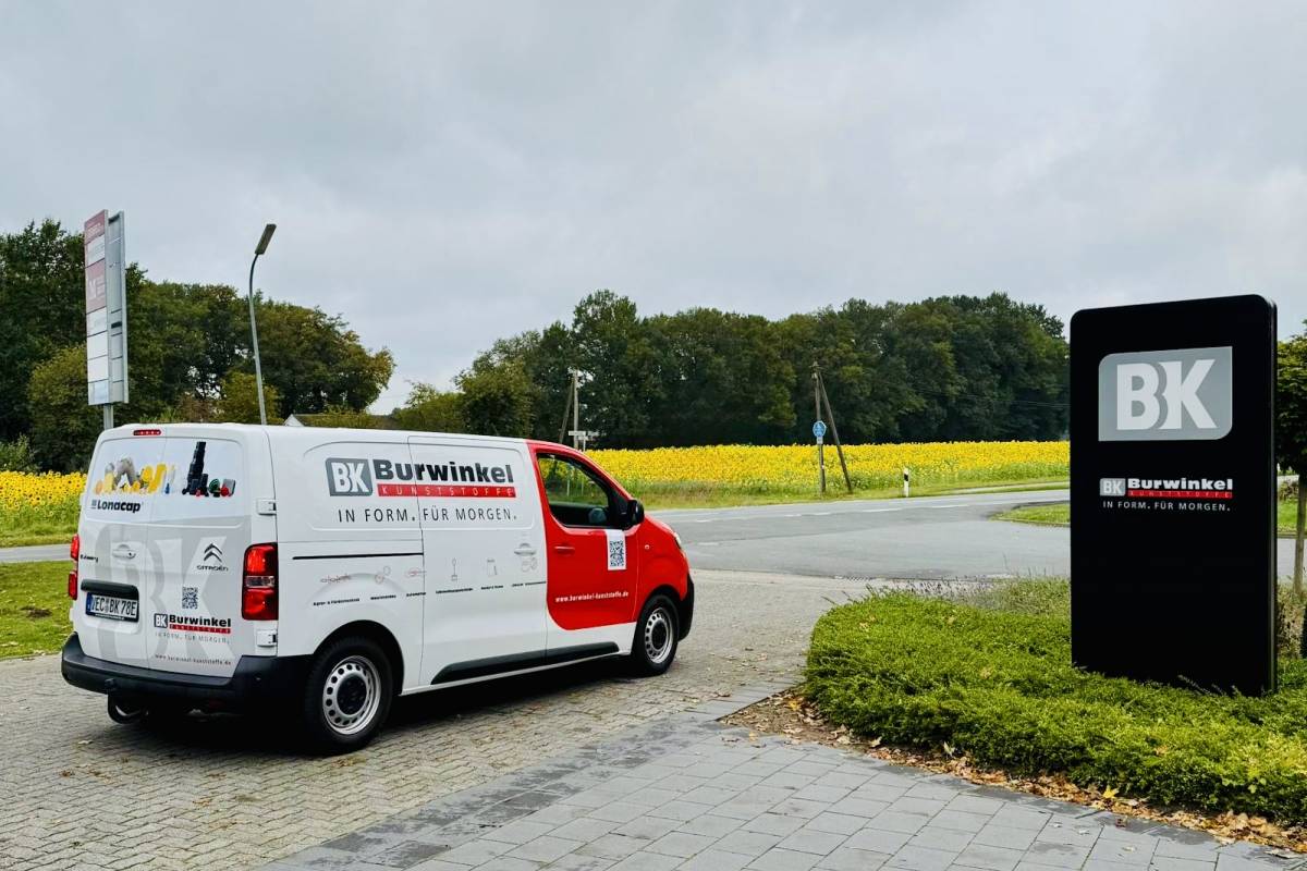 Drohnenbild PV-Anlage, Martin E-Lkw und neuer E-Transporter. Drohnenbild PV-Anlage, Martin E-Lkw und neuer E-Transporter.