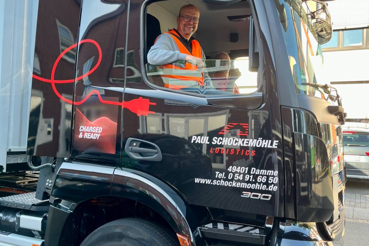 Drohnenbild PV-Anlage, Martin E-Lkw und neuer E-Transporter. Drohnenbild PV-Anlage, Martin E-Lkw und neuer E-Transporter.