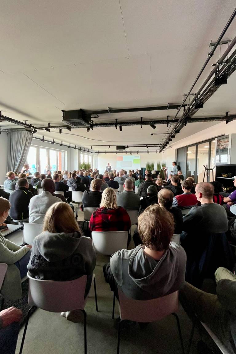 Die Ergebnisse der zweiten Mitarbeiterbefragung standen im Fokus unserer zweiten Betriebsversammlung. Die Ergebnisse der zweiten Mitarbeiterbefragung standen im Fokus unserer zweiten Betriebsversammlung.